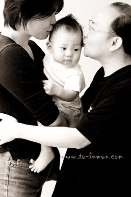 關於家庭攝影的服裝搭配＆元素，這張是一個爸拔媽麻穿黑色系、寶寶穿白色系衣服的參考相片！