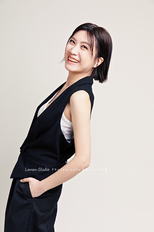 這天Coni和她的芳療工作的團隊一起來拍照,這張是Coni站著的一張形象照,這張的Coni笑得很開心!