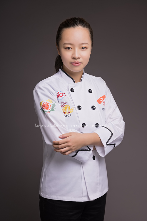 2021年時於iba-UIBC點心大賽台灣選拔賽中奪得冠軍成為國際西點大賽國家隊成員的芃儀來拍形象照,畢業於開平餐飲學校的芃儀非常優秀,拍照當天可以感覺到芃儀雖然年紀輕,但有一種自信及篤定的感覺!