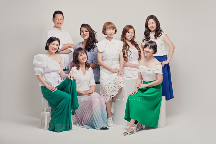 這天Coni和她的芳療工作的團隊一起來拍照,這張是Coni和夥伴們一起的合照!