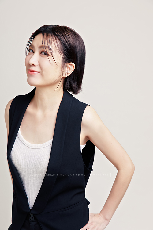 這天Coni和她的芳療工作的團隊一起來拍照,這張是Coni站著的一張形象照,這張的Coni很活潑!