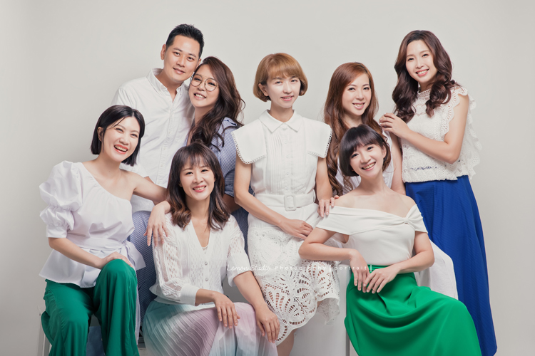 這天Coni和她的芳療工作的團隊一起來拍照,這張是Coni和夥伴們一起的合照,這張感覺大家很開心啊!