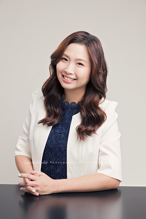 這天Coni和她的芳療工作的團隊一起來拍照,這張是夥伴Farina的形象照,笑容很自然很美!