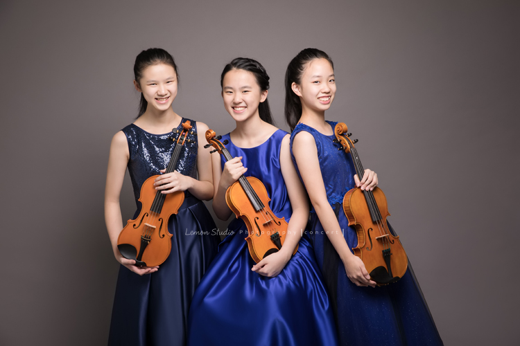 Andrea、Avery、Karen這次是學校弦樂團三人同一組的團體，這天三人一起來拍照！三個女孩感情很好呢！這張是三人的團體照！