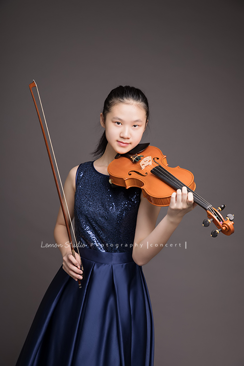 Andrea、Avery、Karen這次是學校弦樂團三人同一組的團體，這天三人一起來拍照！Avery這張有自信又有氣質！