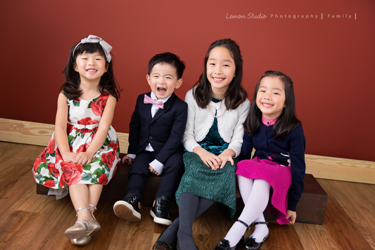 關於家庭攝影的服裝搭配＆元素，這張是四個小孩穿洋裝及西裝拍攝的相片！