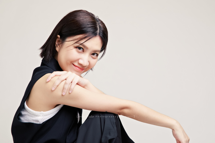 這天Coni和她的芳療工作的團隊一起來拍照,這張是Coni坐著的一張形象照,Coni的表情很有自信及自己的想法啊!