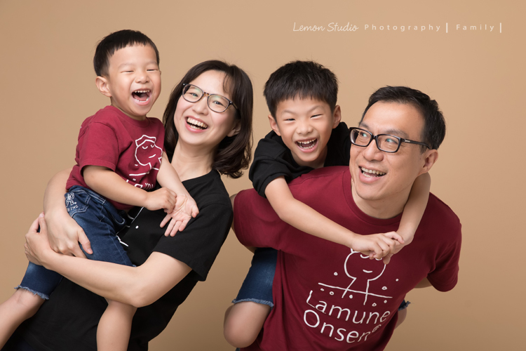關於家庭攝影的服裝搭配＆元素，這張是一個媽麻及哥哥、爸拔及弟弟穿親子裝的參考相片！