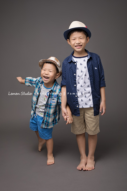 關於家庭攝影的服裝搭配＆元素，這張是一個哥哥及弟弟兄弟穿著同樣風格的衣服的參考相片！