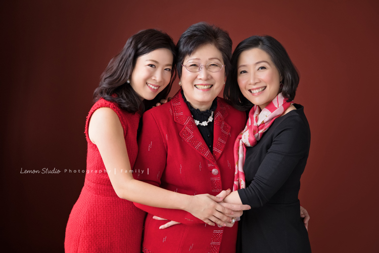 關於家庭攝影的服裝搭配＆元素，這張是Paul媽媽跟女兒及媳婦合照的相片！
