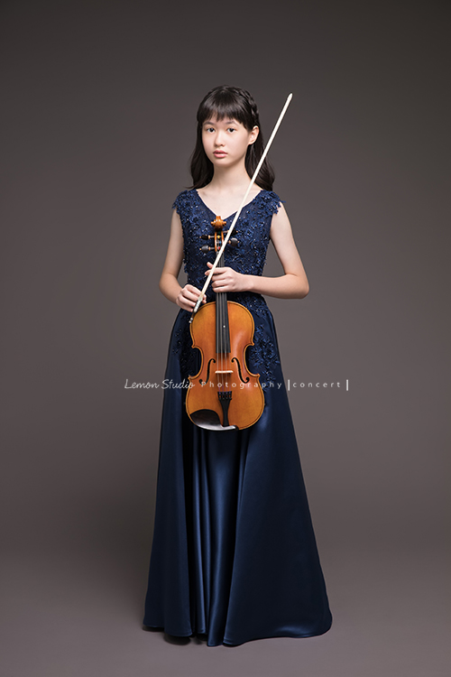 小花是學校弦樂團的一員，這天和團員們為了即將來到的音樂會一起來拍照！小花以前和爸拔媽麻來拍過家庭照，這天黎爸再次為她掌鏡，為了小花的音樂會拍照！這張是小花的全身照！