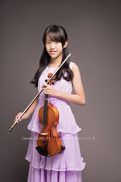 雨謙、Ray、Marissa及Olivia的四人音樂會攝影，四人是學校弦樂團的一員，四人是同一組的團員，這天為了即將來到的音樂會一起來拍照！很喜歡這張Marissa的笑容，帶著自信的微笑！