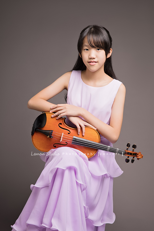 雨謙、Ray、Marissa及Olivia的四人音樂會攝影，四人是學校弦樂團的一員，四人是同一組的團員，這天為了即將來到的音樂會一起來拍照！這張是Marissa與提琴的合照！也是氣質美女啊！