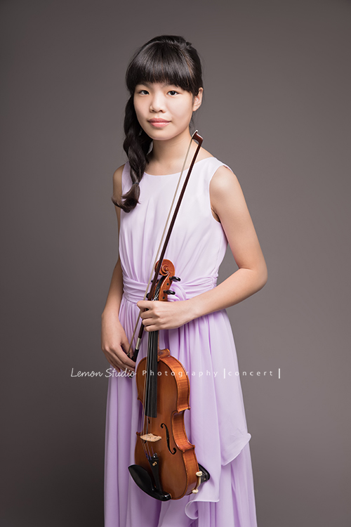 雨謙、Ray、Marissa及Olivia的四人音樂會攝影，四人是學校弦樂團的一員，四人是同一組的團員，這天為了即將來到的音樂會一起來拍照！這張正面照的Olivia很有氣質！