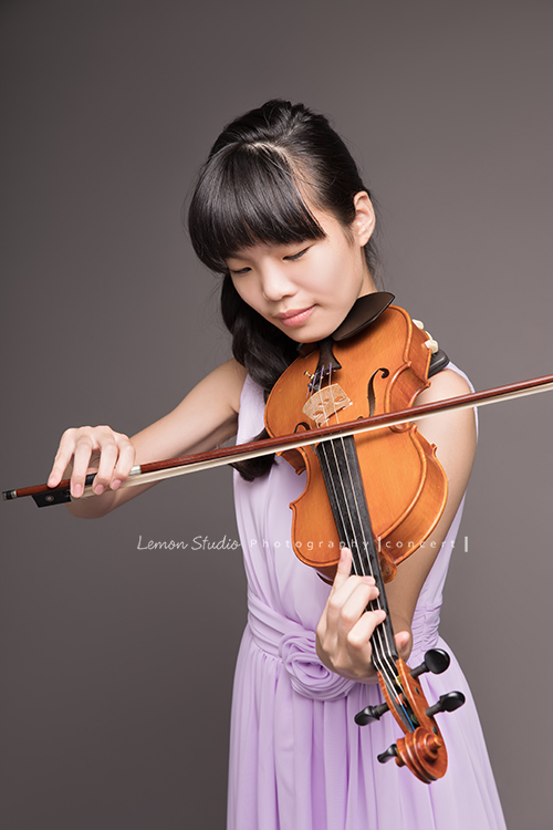 雨謙、Ray、Marissa及Olivia的四人音樂會攝影，四人是學校弦樂團的一員，四人是同一組的團員，這天為了即將來到的音樂會一起來拍照！這張是正在拉小提琴的Olivia!