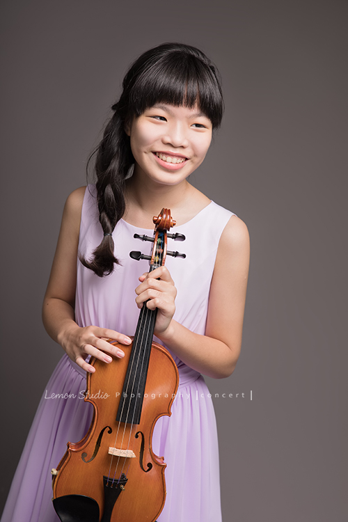 雨謙、Ray、Marissa及Olivia的四人音樂會攝影，四人是學校弦樂團的一員，四人是同一組的團員，這天為了即將來到的音樂會一起來拍照！這張是Olivia與她的小提琴的合照！