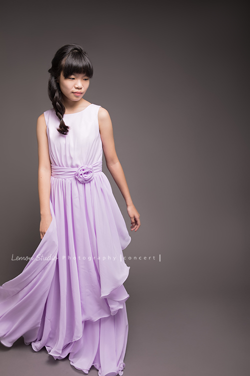 雨謙、Ray、Marissa及Olivia的四人音樂會攝影，四人是學校弦樂團的一員，四人是同一組的團員，這天為了即將來到的音樂會一起來拍照！這張是Olivia的個人照！
