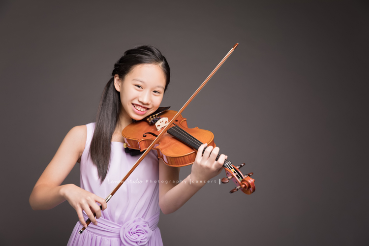 雨謙、Ray、Marissa及Olivia的四人音樂會攝影，四人是學校弦樂團的一員，四人是同一組的團員，這天為了即將來到的音樂會一起來拍照！好喜歡雨謙這張的笑容，既甜美又有自信！