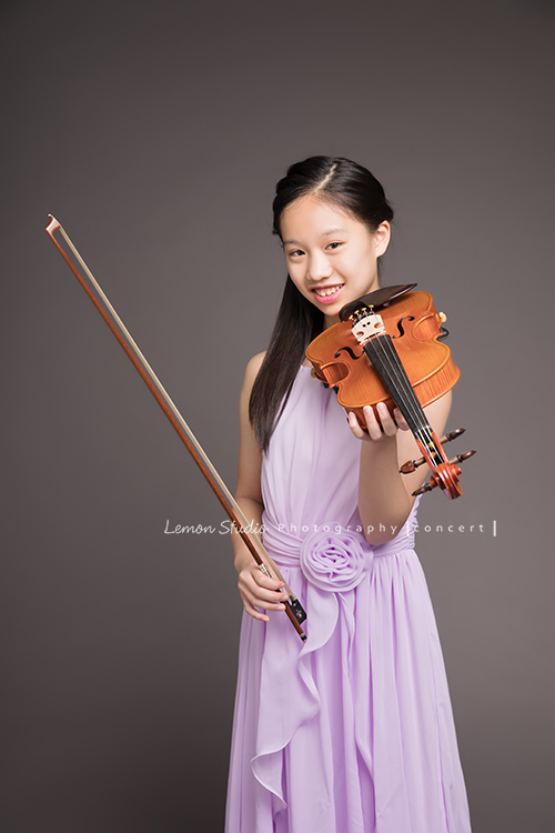 雨謙、Ray、Marissa及Olivia的四人音樂會攝影，四人是學校弦樂團的一員，四人是同一組的團員，這天為了即將來到的音樂會一起來拍照！這張是雨謙與提琴的合照！雨謙這張好美啊！