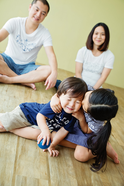 關於家庭攝影的服裝搭配＆元素，這張是一張爸拔媽麻穿白色上衣、孩子們穿藍色系衣服的參考相片！