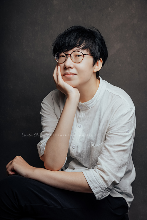 UI介面設計師沛橙Erin來拍照,拍照當天沛橙與黎爸討論了希望的感覺、風格等,拍出了這張非常有個人風格與味道的屬於沛橙的個人形象照!