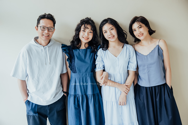 關於家庭攝影的服裝搭配＆元素，這張是Coni媽麻一家人穿洋裝拍攝全家福的相片！