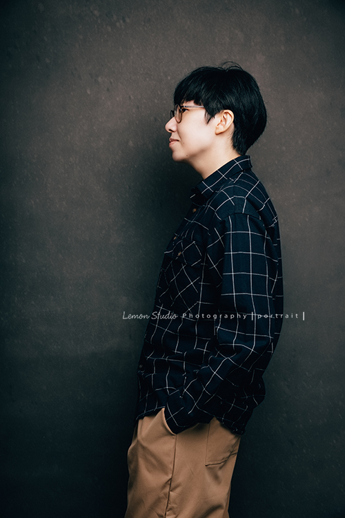 UI介面設計師沛橙Erin來拍照,這張是Erin的側面形象照!