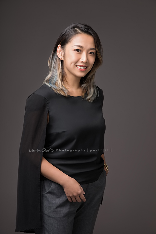 TOASTERiA CAFE的Joey來拍形象照，這張的 Joey在灰背景前穿著黑灰色系的服裝拍照！笑容好美！