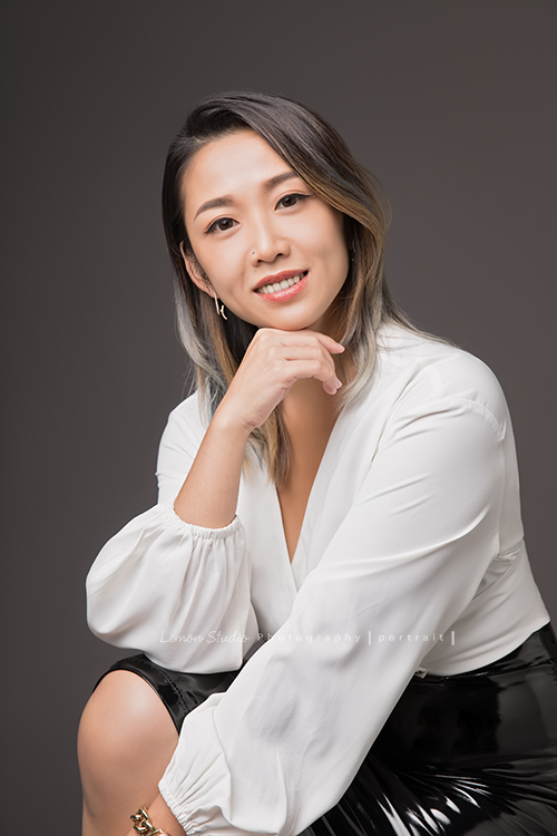 TOASTERiA CAFE的Joey來拍形象照，這張的 Joey在灰色背景前穿著白黑色系的服裝拍照，這張的Joey肢體語言好自然好美！