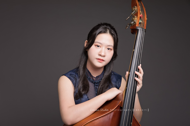 子萱是學校弦樂團的成員，這天為了即將到來的音樂會來拍照！這張的子萱有一種沈穩的美好氣質！