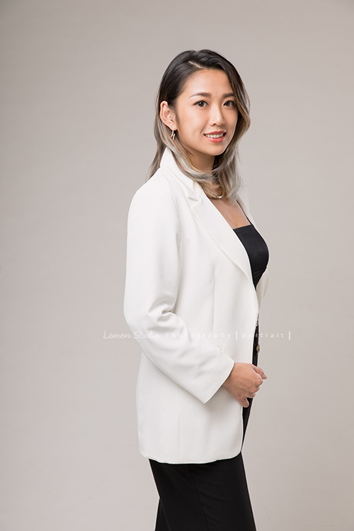 TOASTERiA CAFE的Joey來拍形象照，這張的 Joey在白色背景前穿著白黑色系的服裝拍照拍出另一種味道！學過舞蹈的Joey站姿很自然很美！