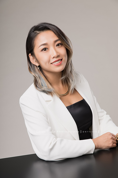 TOASTERiA CAFE的Joey來拍形象照，這張的 Joey在白色背景前穿著白黑色系的服裝拍照拍出另一種味道！