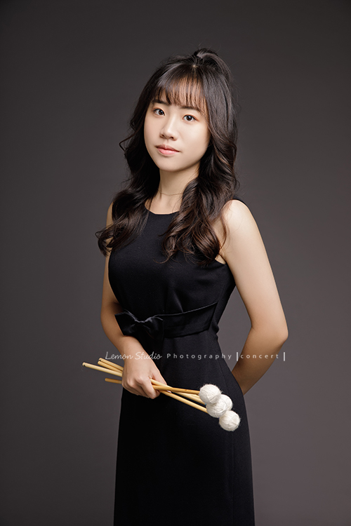 就讀高中的亞璇，學習的樂器是馬林巴木琴，和之前來拍照的珈瑄是好朋友！這天亞璇穿著黑色洋裝入鏡，拍起來非常有氣質很美啊！這張亞璇一手拿琴棒，一手放後面，拍起來很有氣質及架勢！