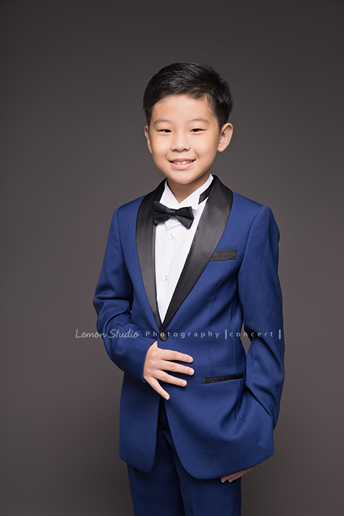 豪澤是學校弦樂團的一員，這天和團員們為了即將來到的音樂會一起來拍照，這張是豪澤穿上西裝外套帥氣的個人照！