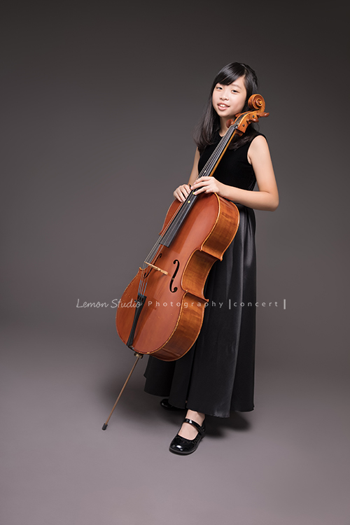 家茵是學校弦樂團的一員，這天和團員們為了即將來到的音樂會一起來拍照！穿著一襲黑色洋裝的家茵與她的大提琴一起拍照！這張是家茵與大提琴一起的全身照！