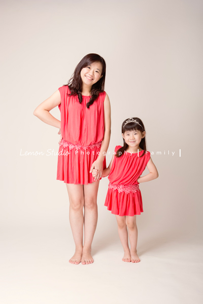 關於家庭攝影的服裝搭配＆元素，這張是一位媽媽及女兒穿同樣的洋裝的參考相片！