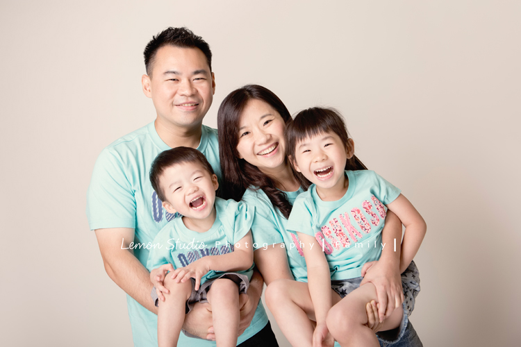 關於家庭攝影的服裝搭配＆元素，這張是一個全家人穿藍綠色親子裝的參考相片！