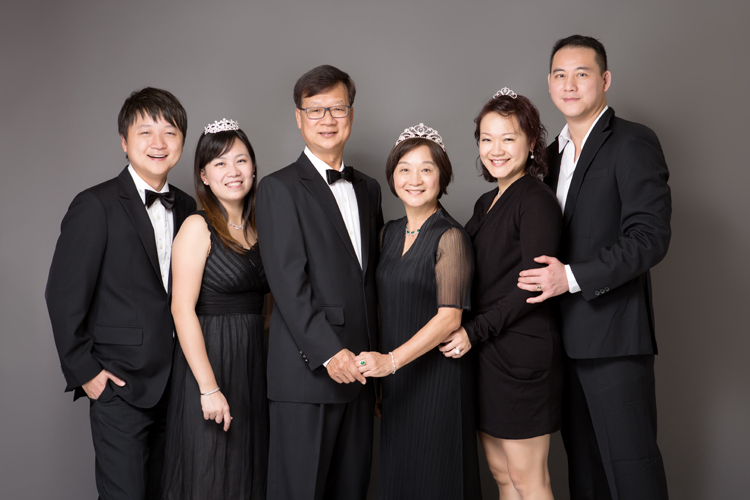 關於家庭攝影的服裝搭配＆元素，這張是三對夫妻一家人穿正式的服裝及戴上小皇冠拍攝全家福的相片！