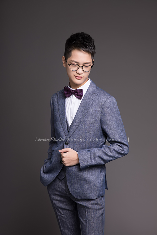 這天祐丞為了學校即將來到的音樂會來拍照！這張祐丞戴上眼鏡，擺了一個很酷的姿勢，好帥啊！