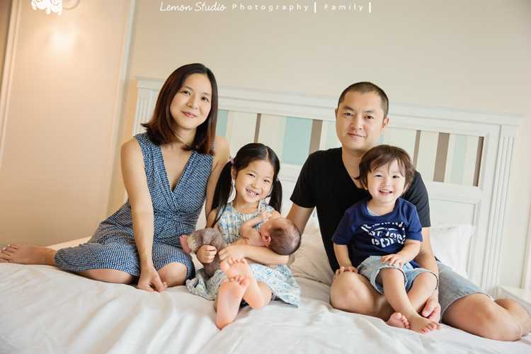 關於家庭攝影的服裝搭配＆元素，這張是一個全家人穿藍色系衣服及洋裝的參考相片！