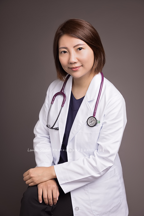 獸醫師嘉欣來拍照,嘉欣是一位很親切的獸醫師,曾經在三間動物醫院服務過,現在在寵物相關的生技公司上班!這張的嘉欣感覺很專業且親切!