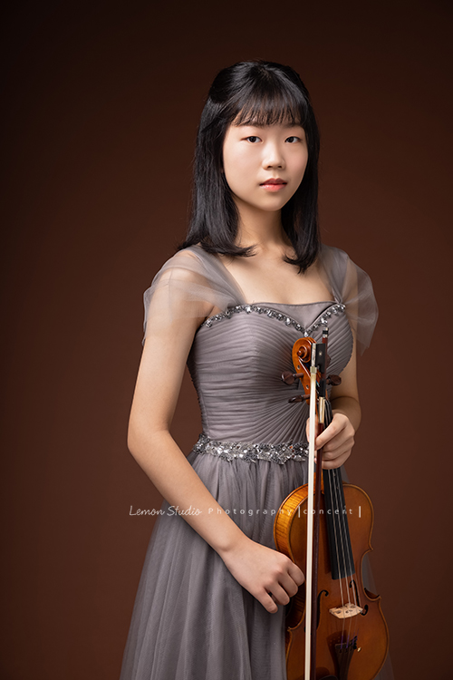 映萱是學校國中弦樂團的首席!很沈穩及自信的映萱為了即將來到的音樂會拍照,這張是映萱手拿著提琴的相片,果然是首席,映萱有很沈穩的氣質!