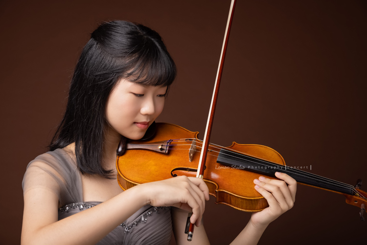 映萱是學校國中弦樂團的首席!很沈穩及自信的映萱為了即將來到的音樂會拍照,這張是正在拉提琴的映萱!
