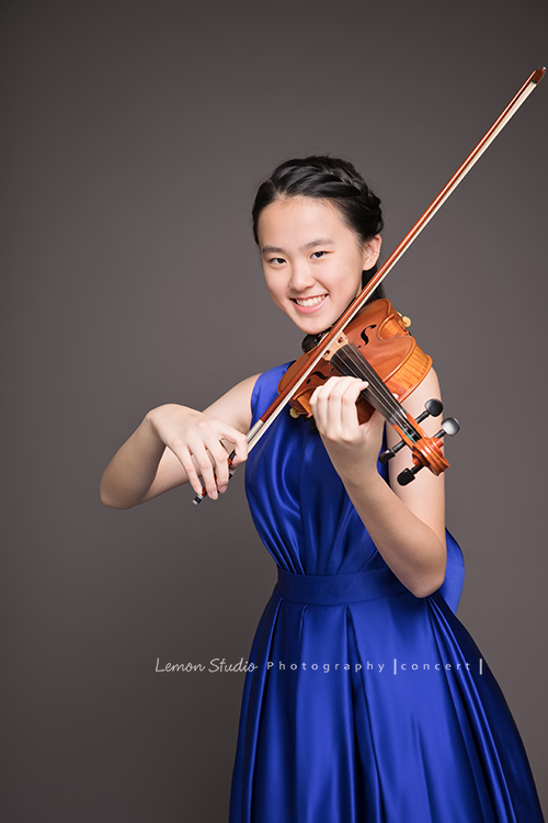 Andrea、Avery、Karen這次是學校弦樂團三人同一組的團體，這天三人一起來拍照！這張是Andrea正在拉琴的樣子，Andrea很有自信！