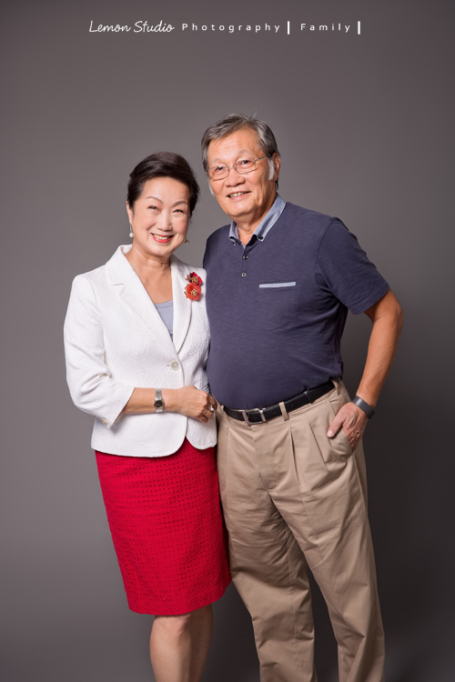 關於家庭攝影的服裝搭配＆元素，這張是一對外公外婆穿正式服裝拍攝的相片！