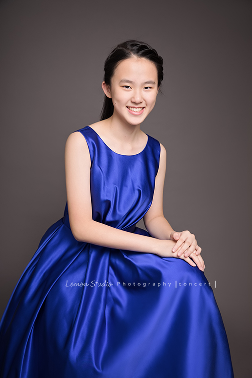 Andrea、Avery、Karen這次是學校弦樂團三人同一組的團體，這天三人一起來拍照！這張是漂亮又有氣質的Andrea的個人照！