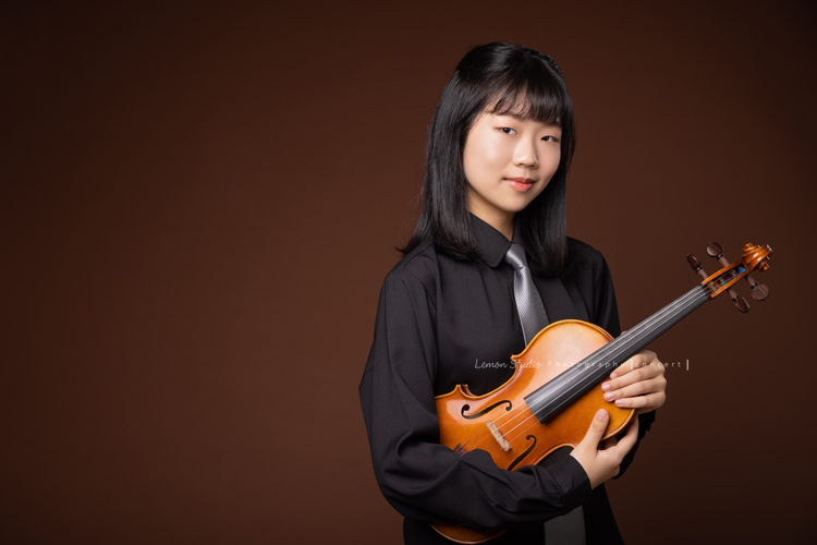 映萱是學校國中弦樂團的首席!很沈穩及自信的映萱為了即將來到的音樂會拍照,這張是映萱穿上平時穿的衣服拍的相片!