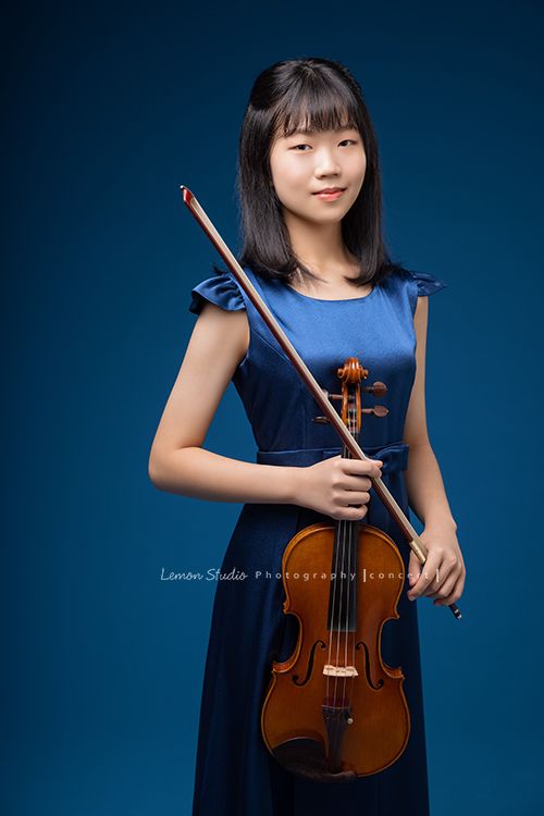 映萱是學校國中弦樂團的首席!很沈穩及自信的映萱為了即將來到的音樂會拍照,這張是映萱換上藍色禮服拍攝的相片!映萱落落大方,很有氣質!