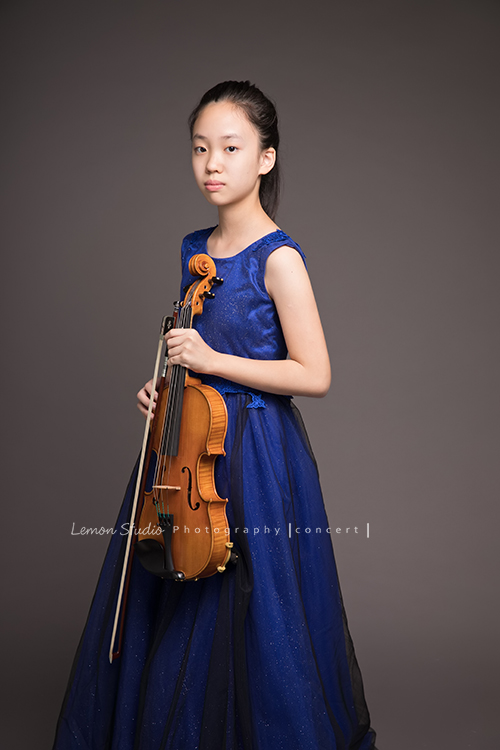 Andrea、Avery、Karen這次是學校弦樂團三人同一組的團體，這天三人一起來拍照！這張是Karen與她的提琴的合照！Karen這張的表情酷酷的很有氣質！