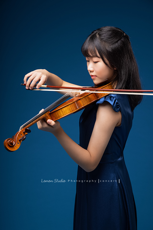 映萱是學校國中弦樂團的首席!很沈穩及自信的映萱為了即將來到的音樂會拍照,這張是映萱拉提琴的樣子!